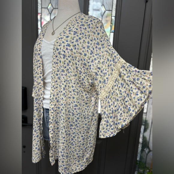 American Eagle Outfitters Floral Flutter Sleeve Kimono Size One Size - Picture 3 of 7